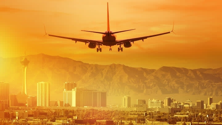 Avión aterrizando en Las Vegas. Opciones de transporte desde el aeropuerto a Las Vegas.