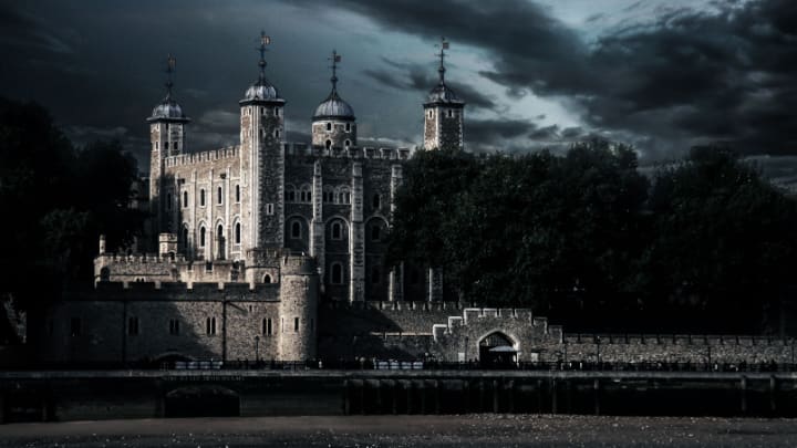 Torre de Londres de noche. Atracciones que dan miedo en Londres.