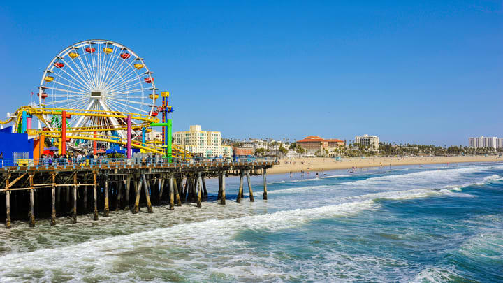 Playa de Santa Mónica, Los Ángeles en verano. La mejor época del año para viajar a Los Ángeles.