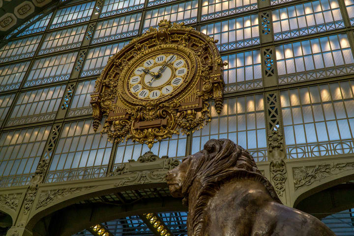 Reloj Beaux Arts del interior del Museo de Orsay, París. El mejor momento para visitar el Musée D'Orsay.