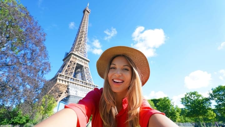 Mujer con la Torre Eiffel de fondo. La mejor hora para visitar la Torre Eiffel.