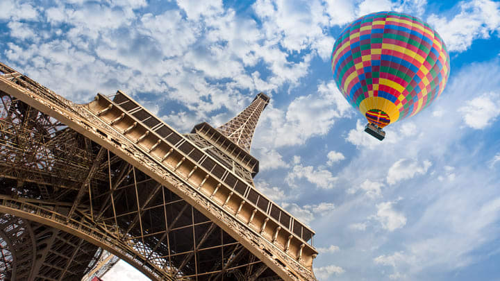 Torre Eiffel y globo aerostático vistos desde abajo. Cómo evitar las colas en la Torre Eiffel.