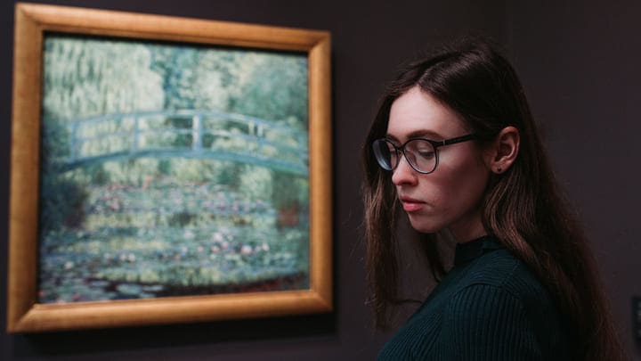 Mujer contemplando un Monet en el Musée D'Orsay, París. Consejos para visitar el Museo de Orsay.