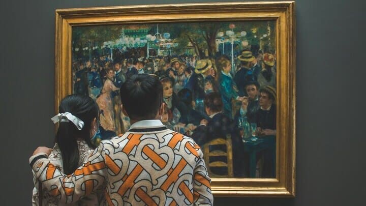 Young couple viewing a Renoir in Musée d'Orsay