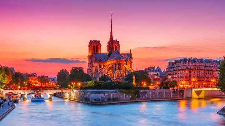 Vista de Notre Dame desde el Sena, París. Planes para adultos en París.