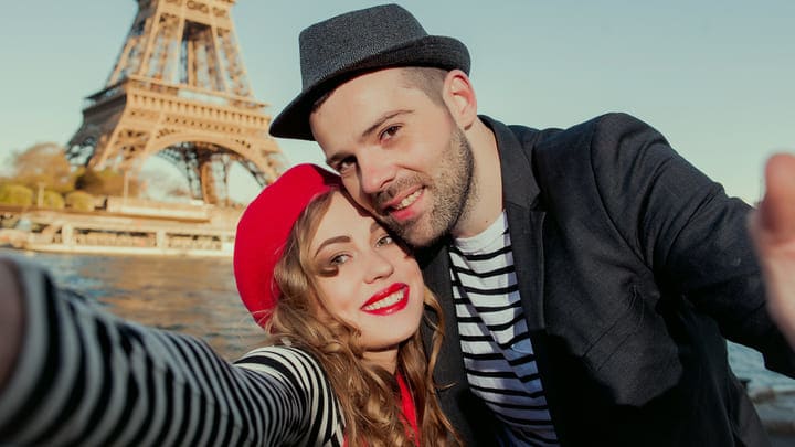 Pareja posando con la Torre Eiffel de fondo, París. Los mejores recuerdos de París.