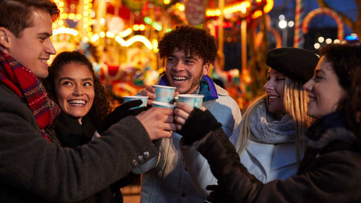 Grupo de gente en un mercadillo navideño de Roma. Cuándo viajar a Roma. 