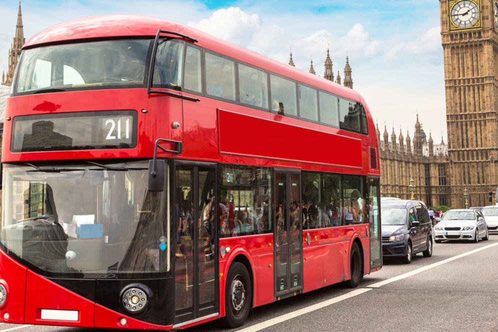 El autobús 211 cruzando el puente de Westminster