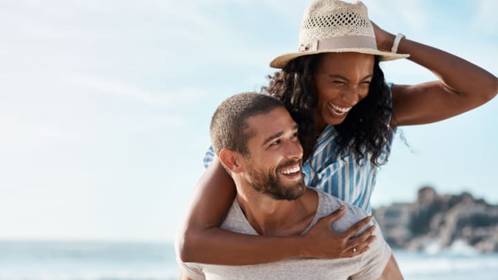 面孔、快樂、頭部、大笑、人、帽子、成年人、女性、女人、男性、男人、之圖像