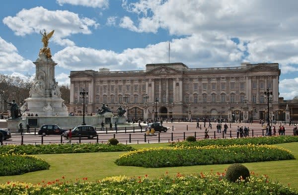 Image of Housing, House, Car, Person, Mansion, Palace, Buckingham Palace, Landmark, 