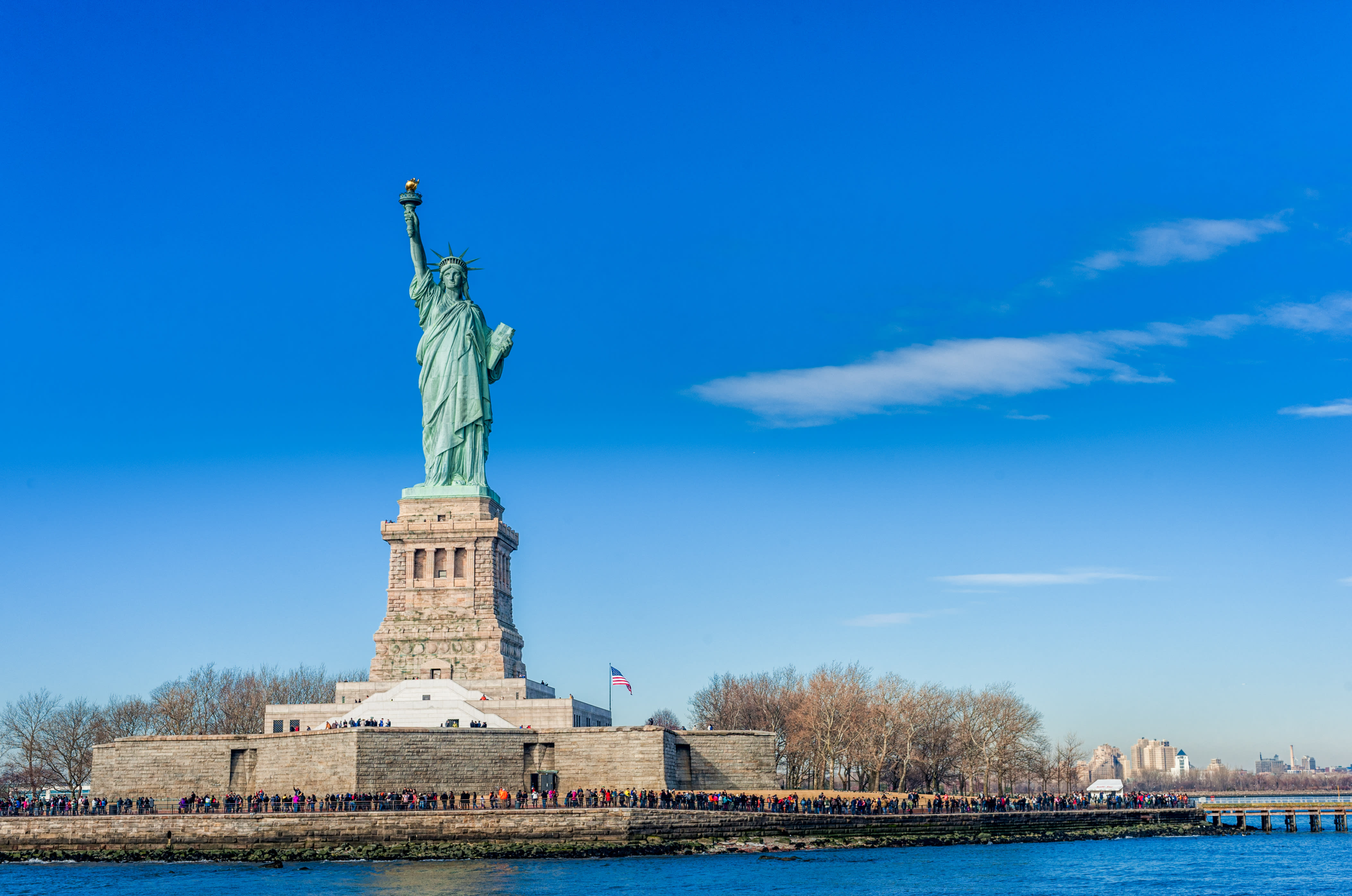 自由の女神とエリス島往復フェリーと移民博物館 | New York Pass® 自由の女神とエリス島往復フェリーと移民博物館 | New York Pass®