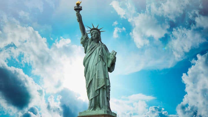 Vista su Manhattan dall'interno della Corona della Statua della Libertà