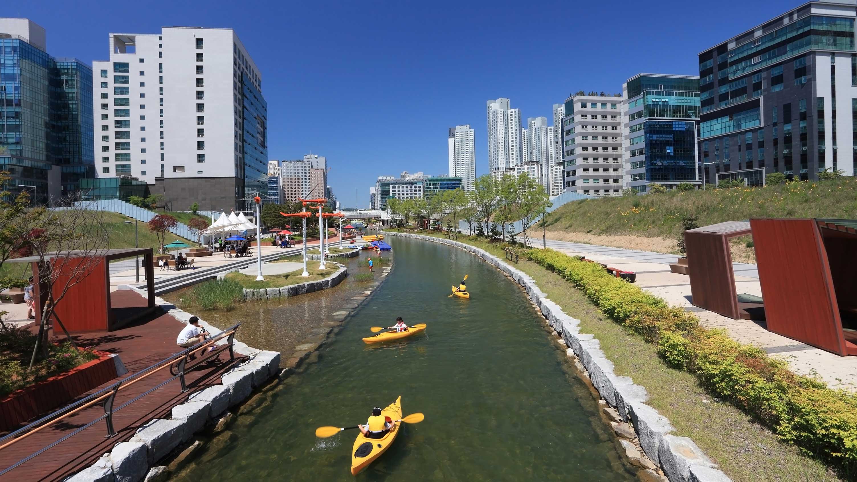 Image of City, Boat, Canoe, Kayak, Rowboat, Vehicle, Urban, Metropolis, Water, Cityscape, Person, Waterfront, Bench, 