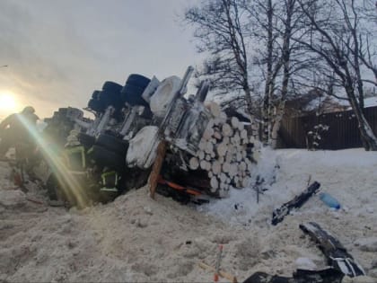 После аварии с лесовозом под Сыктывкаром госпитализировали бабушку и ребенка