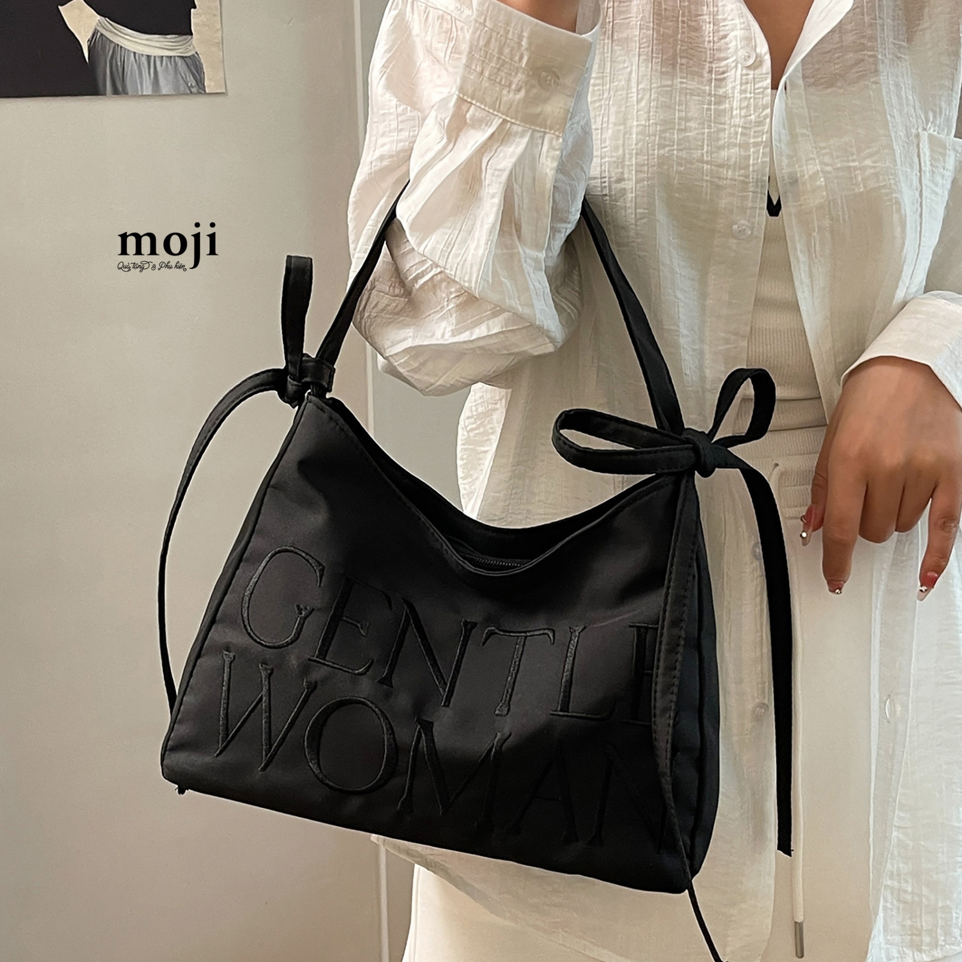 B.202 Túi đeo vải Gentle Woman text nổi quai lớn phối nơ hai bên 21x28