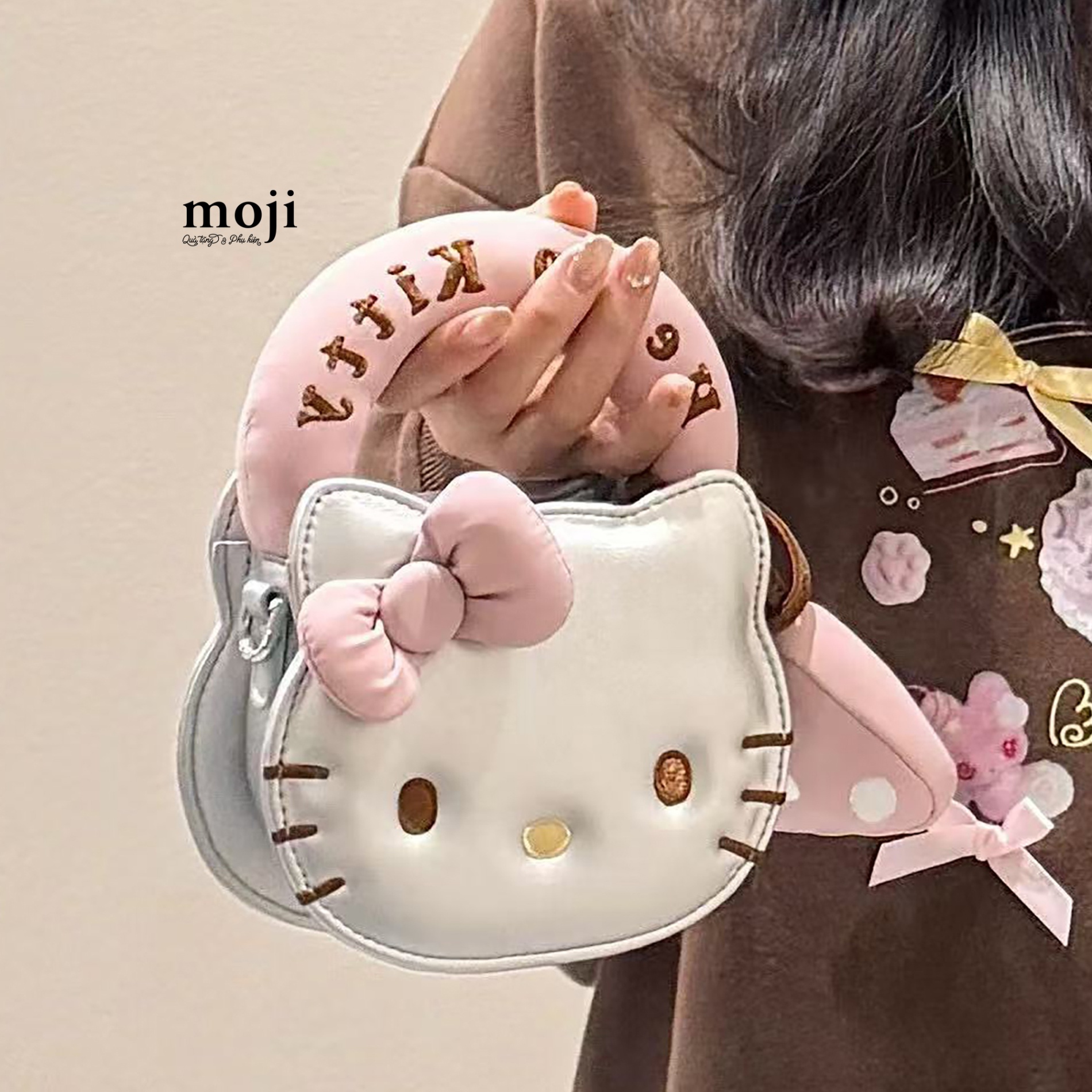 Túi đeo da Sanrio family Hello Kitty face cắt hình kèm móc 11x15