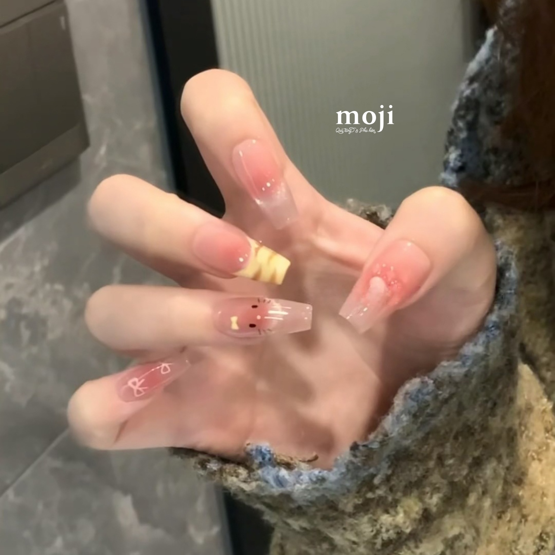 A.806 Bộ móng tay giả Sanrio family Hello Kitty face nơ nhỏ kèm keo E17 set10