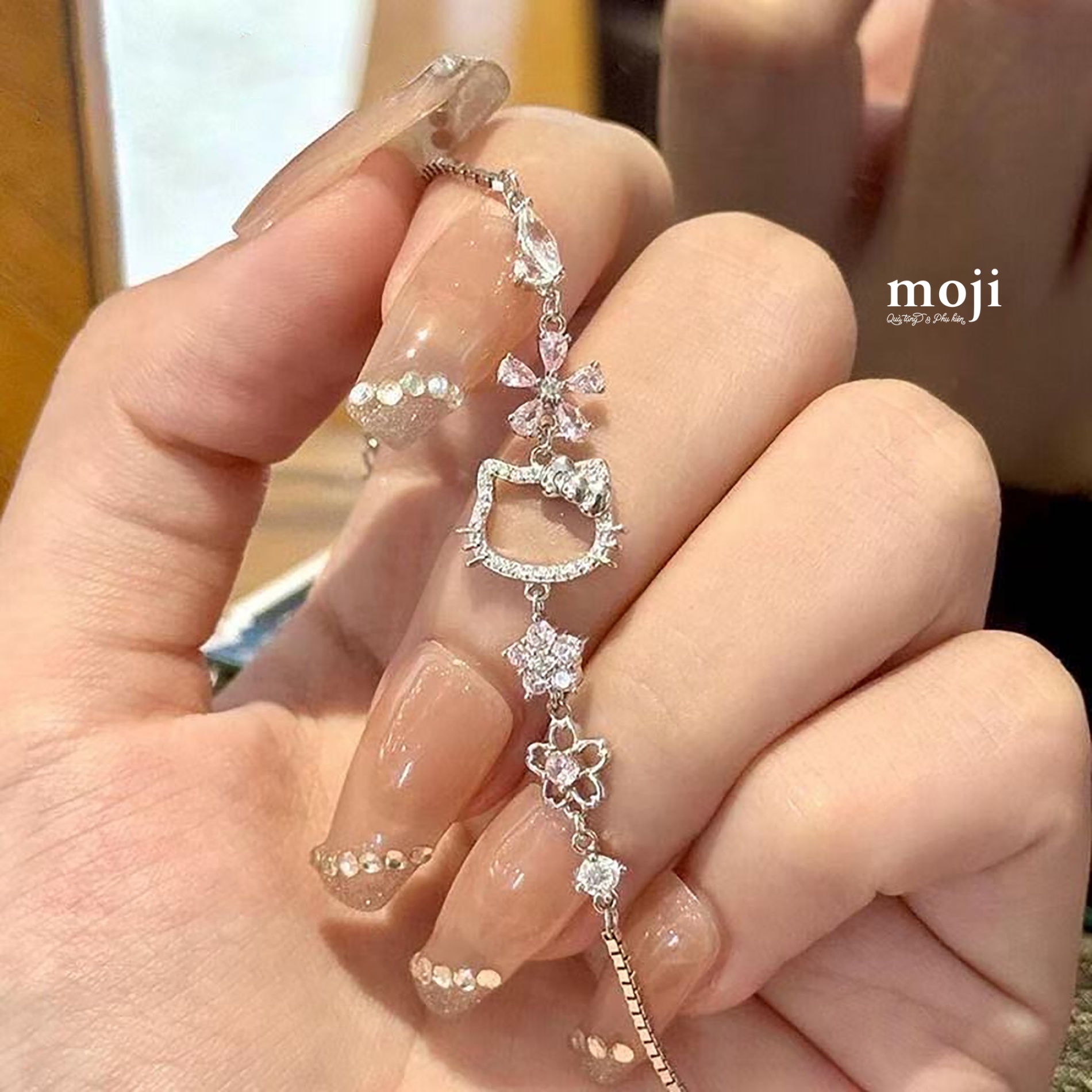A.840 Vòng đeo tay Sanrio family Hello Kitty face line flower đính đá