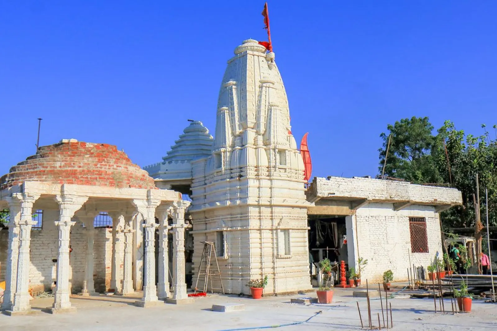 Family visiting Jagdish Temple in Udaipur