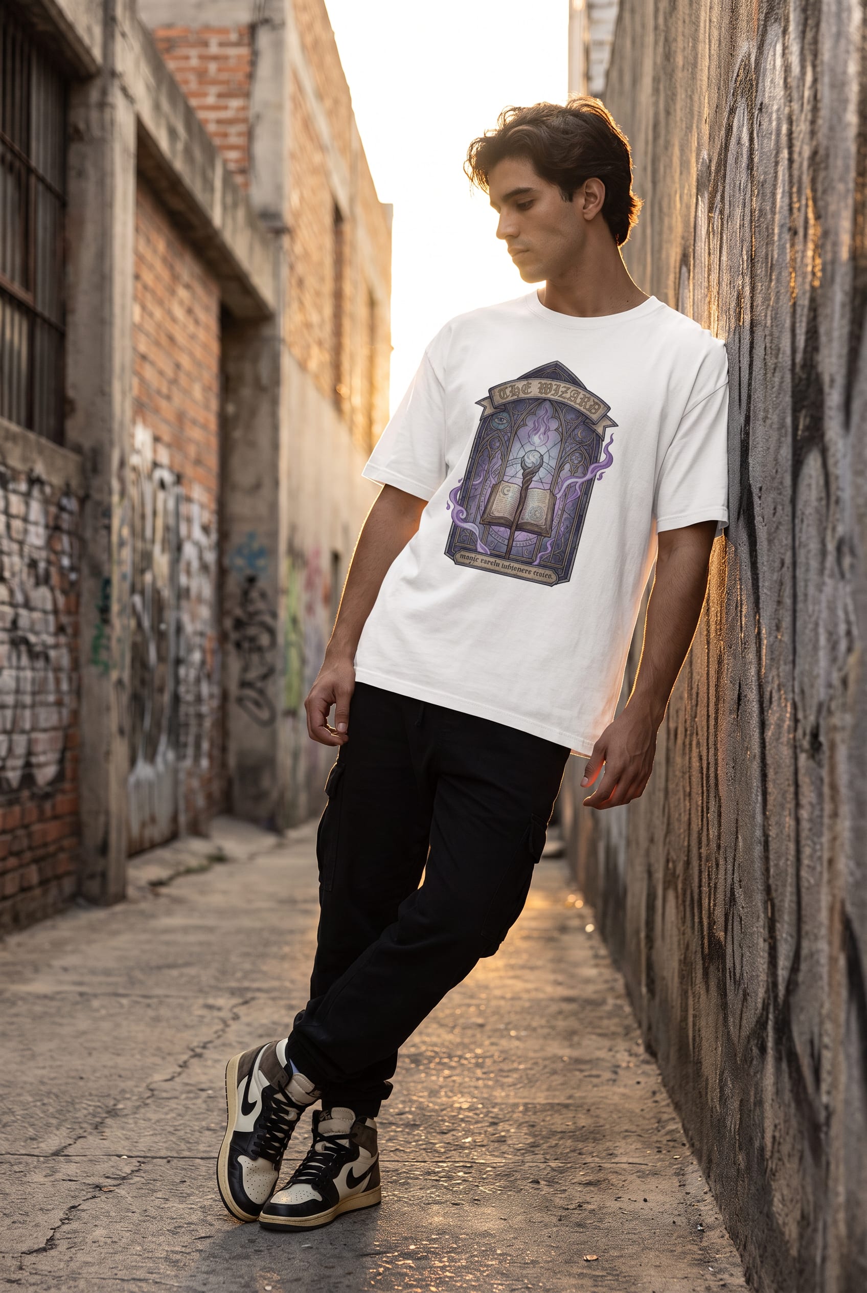 Estilo streetwear com camiseta oversized de modelagem estruturada e calça jogger escura