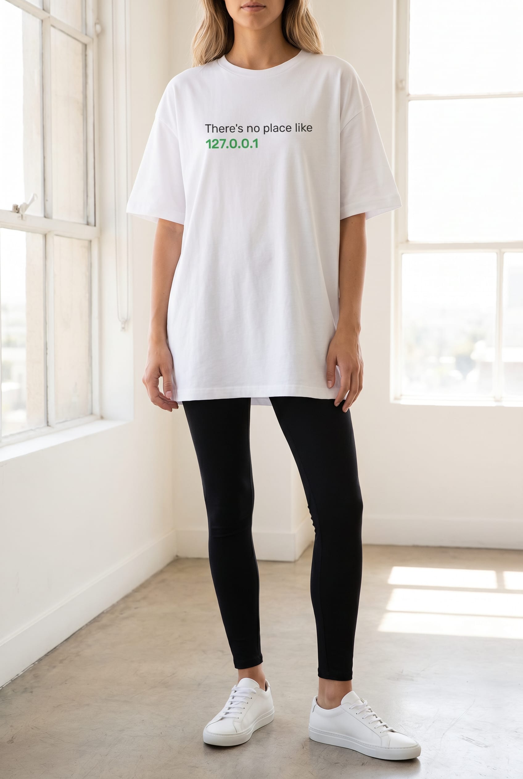 Look oversized com camiseta larga, legging justa e tênis branco