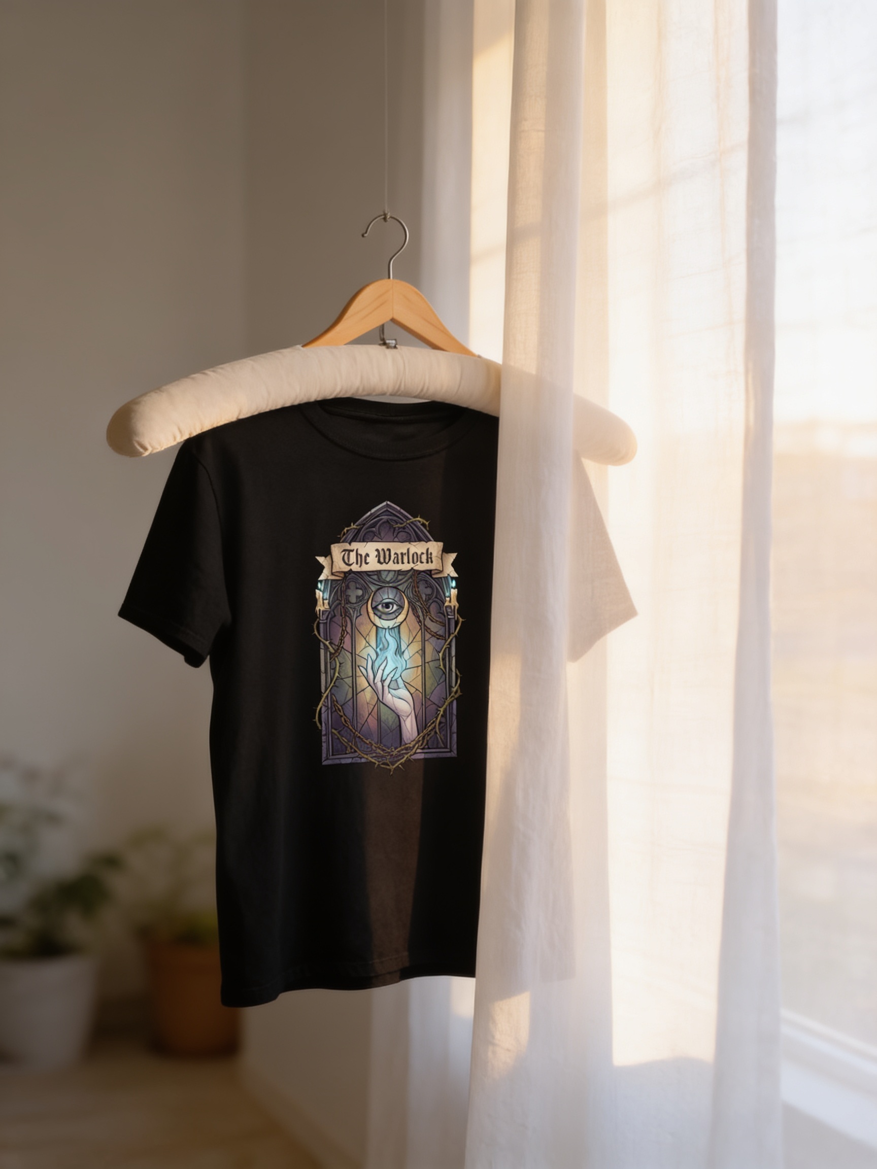 Camiseta estampada secando ao ar em varanda com sombra parcial