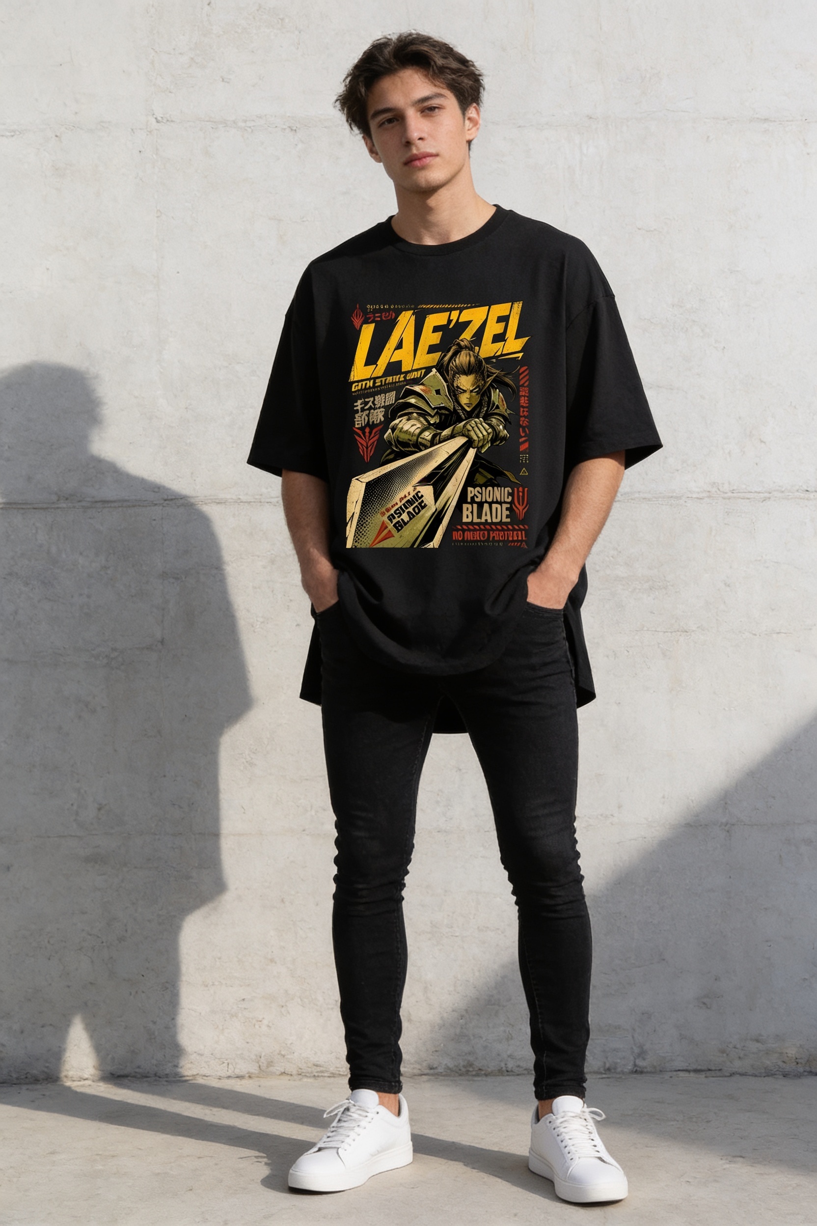Look com camiseta oversized e calça skinny preta, mostrando equilíbrio de proporções