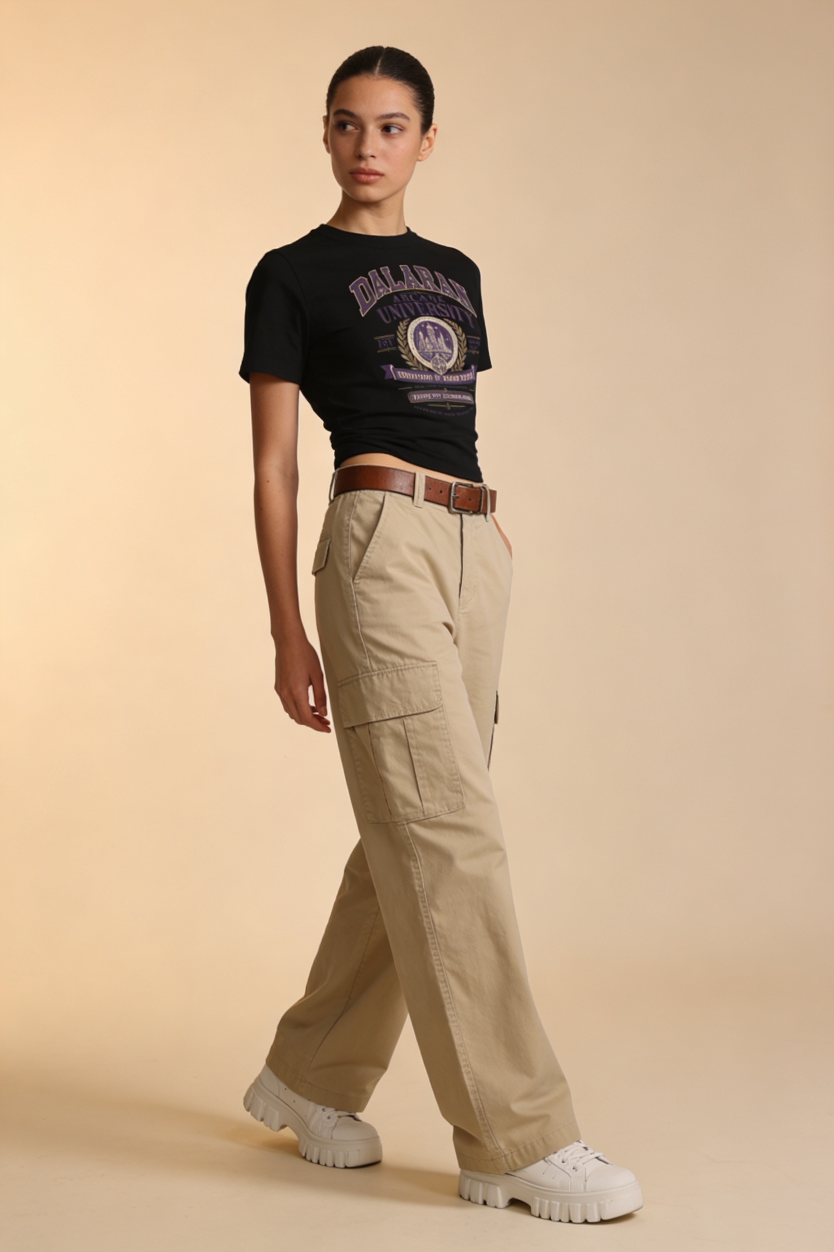 Look com camiseta fitted e calça cargo wide leg bege, cintura definida