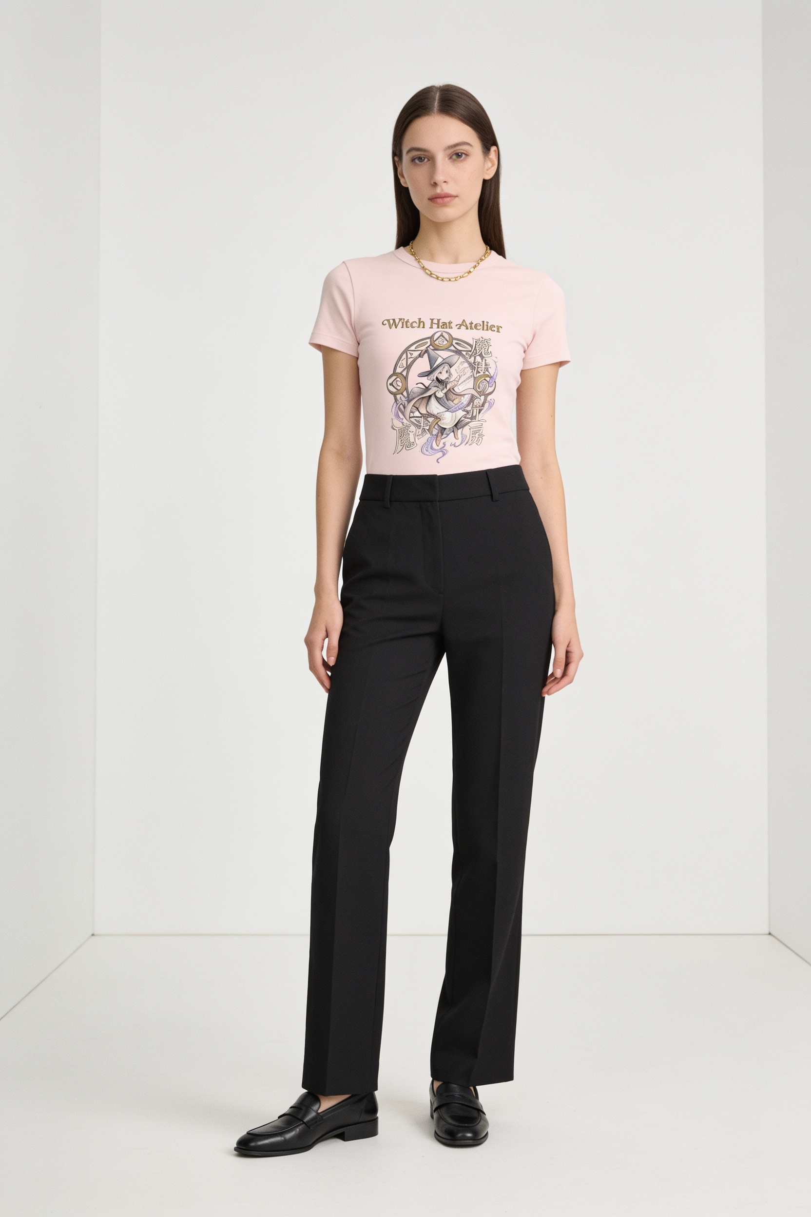 Mulher em look minimalista sofisticado com camiseta justa branca e calça preta de cintura alta
