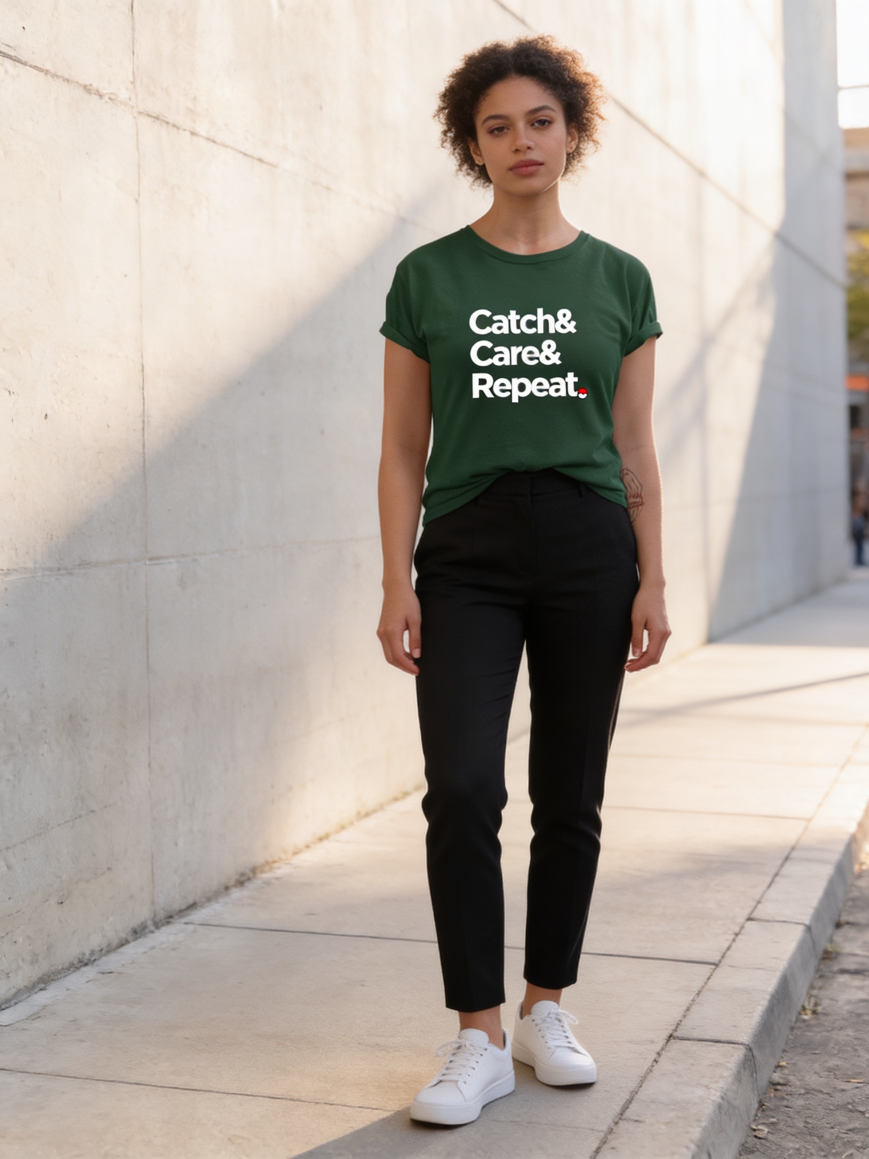 Look minimalista com camiseta Stack, calça preta e tênis branco em ambiente urbano clean