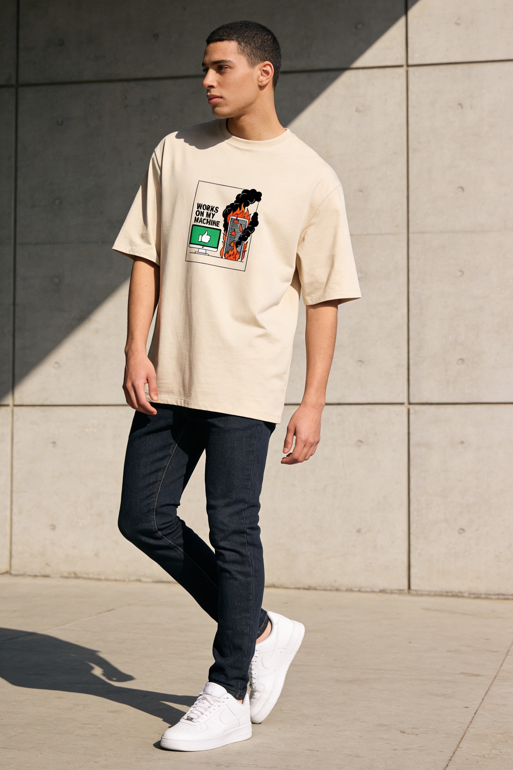 Look oversized equilibrado com jeans slim e tênis branco
