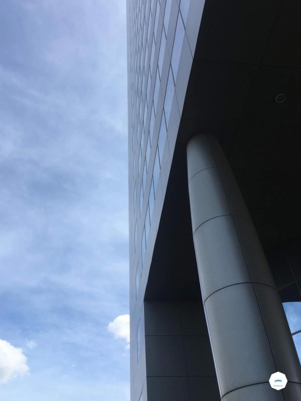 Façade vitrée d'une tour moderne vue en contre-plongée, contre un ciel bleu