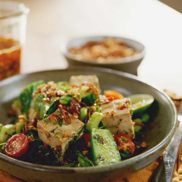 Salade de légumes croquants, tofu et huile piquante