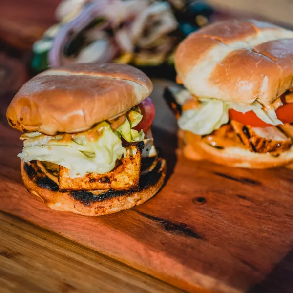 Hamburgers de tofu grillé