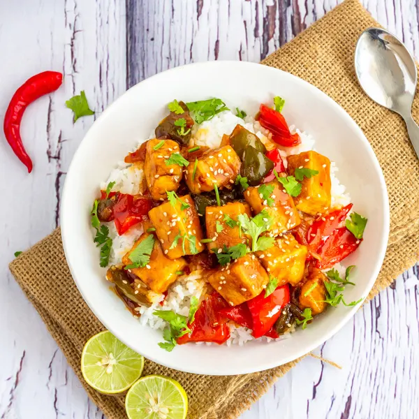 Tofu frit et légumes sautés, sauce aux arachides