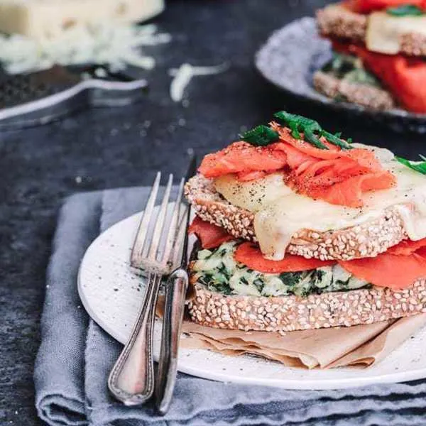 Croque-monsieur à la trempette d’épinards chaude et au saumon fumé