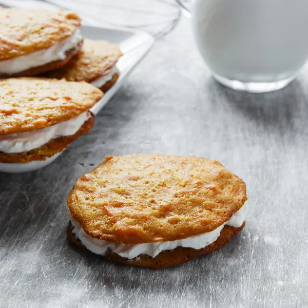 Biscuits sandwichs aux carottes et au fromage à la crème