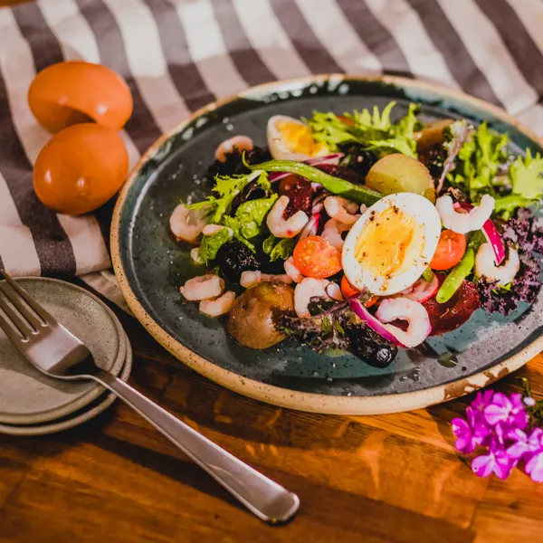 Salade niçoise aux crevettes nordiques