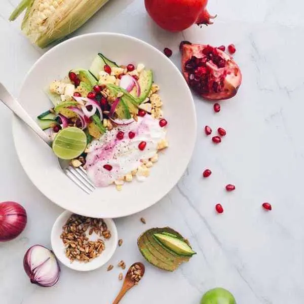 Salade de concombre, maïs, avocat et grenade à la lime