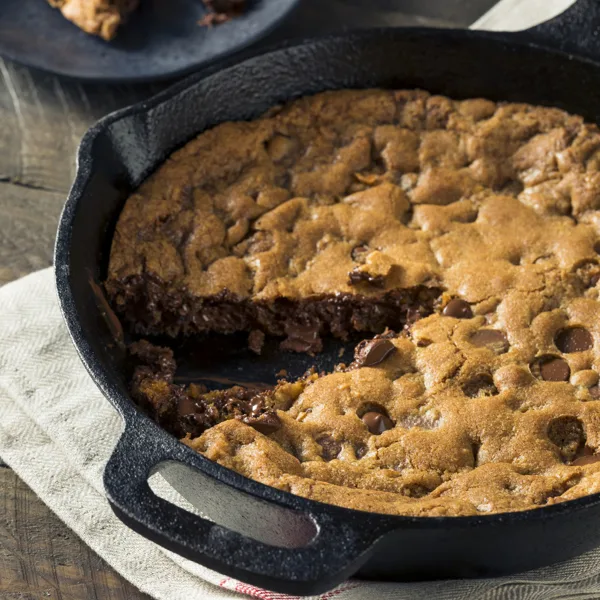 Biscuit à la poêle aux pépites de chocolat, aux noix et à la banane