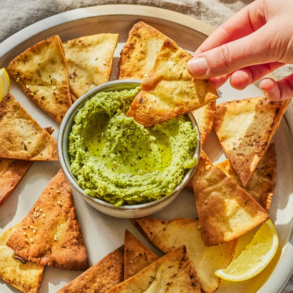 Chips de pita et houmous vert
