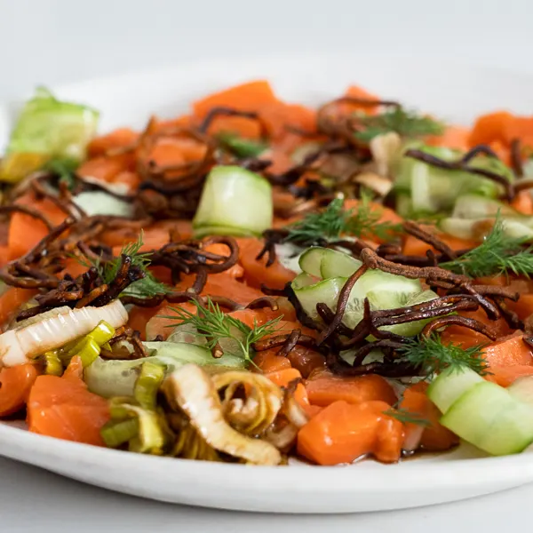 Tartare de saumon et nouilles croustillantes au soya