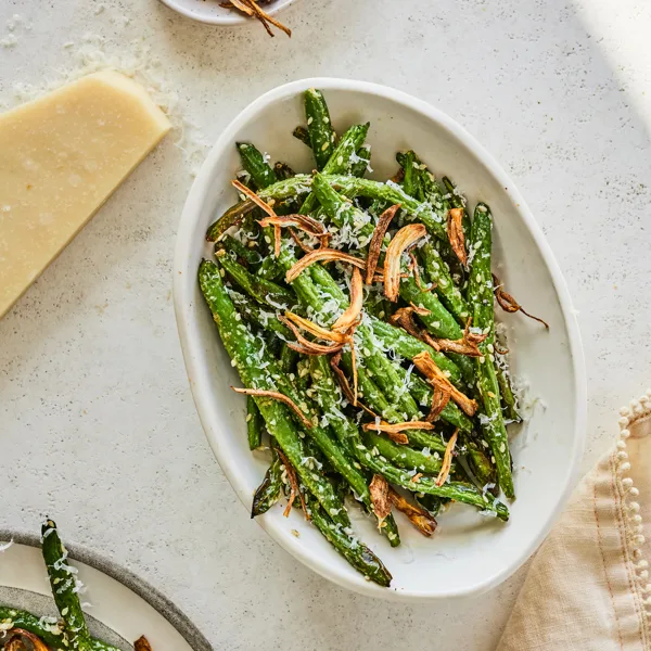 Haricots verts et échalotes frites à la friteuse à air