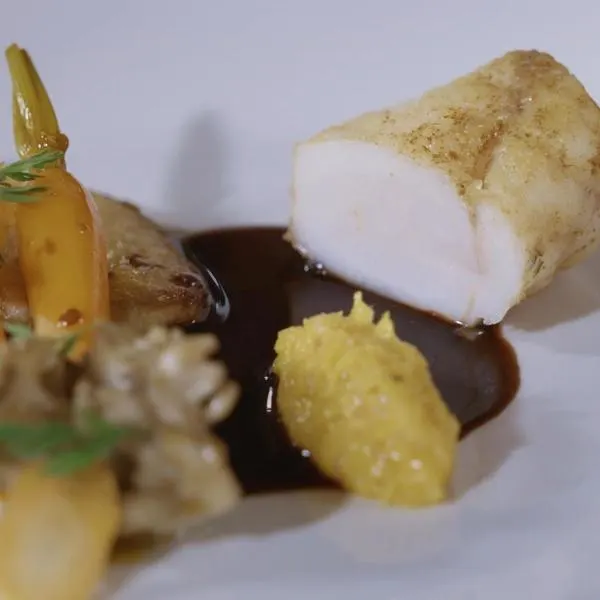Lotte rôtie, sauce au vin rouge