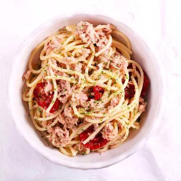 Fusillis au pesto de tomates séchées et au thon