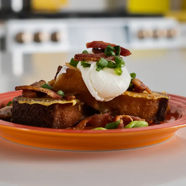 Pain perdu salé avec lardons et œuf poché