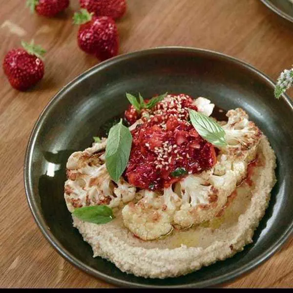 Tranches de chou-fleur et salsa à la fraise