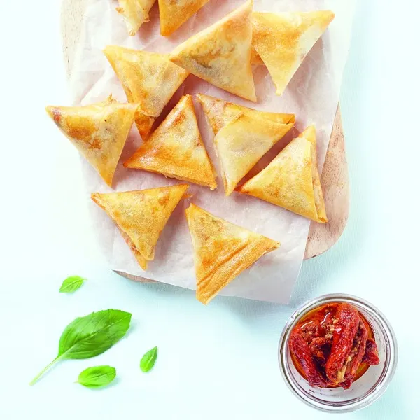 Samosas aux tomates confites et au fromage de chèvre