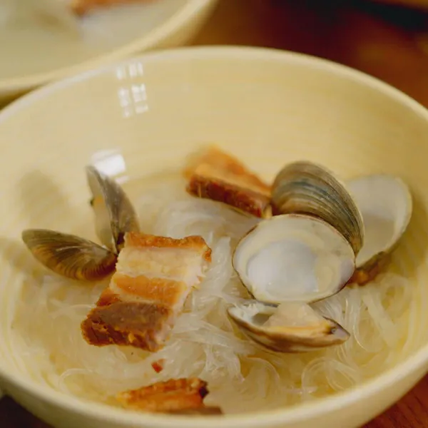 Soupe au lait de coco, palourdes et vermicelles