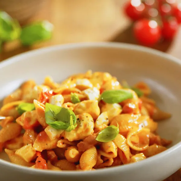 Coquilles sauce rosée aux tomates rôties, bacon et fromage en grains